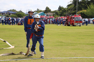 小型ポンプ操法の部優勝班（第2分団第4班）の演技の写真