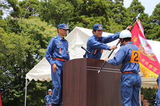 優勝旗を授与する市長の写真