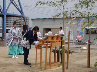 玉串奉奠を行う市長