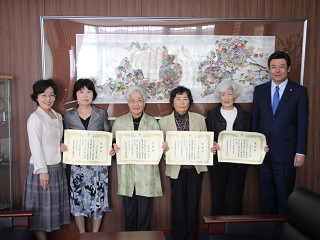 津田会長、内山さん、花澤さん、吉原さん、杉﨑さん、市長の写真