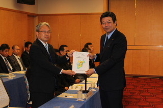 千葉県へ要望書を手渡す市長の写真