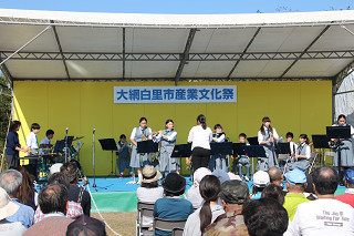 増穂中学校吹奏楽部の演奏の写真