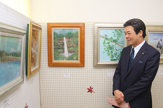 作品を鑑賞する市長の写真