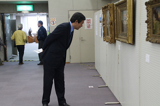 絵画を鑑賞する市長の写真