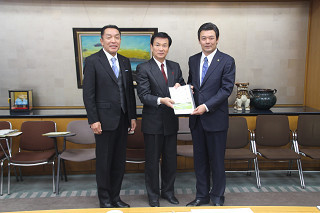森田知事(中央)に要望書を手渡す金坂市長と阿井県議会議員(左)の写真