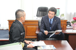 千葉地方協力本部長から説明を受ける市長の写真