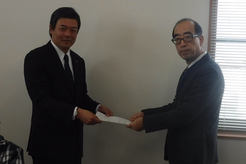 鈴木会長に諮問書を手渡す市長の写真
