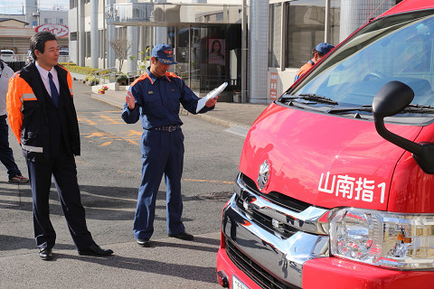 説明を受ける市長の写真