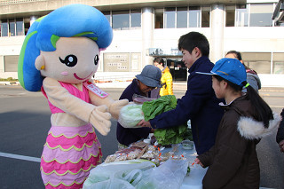 白菜を買うマリン