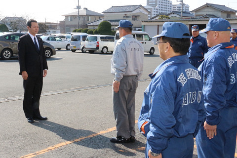 納車の報告を受ける市長の写真