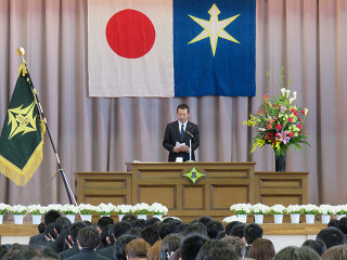 祝辞を述べる市長の写真