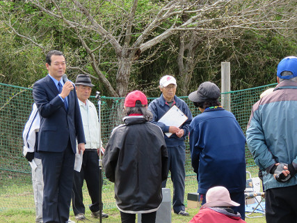 あいさつを述べる市長