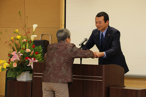 永年功労者表彰状を授与する市長の写真