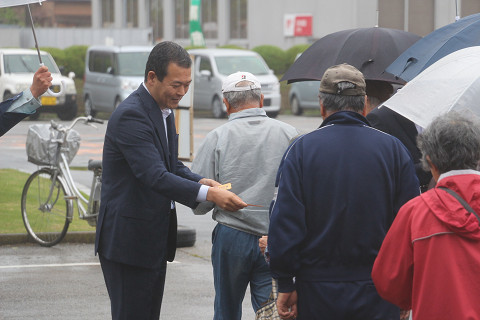 割引券を配布する市長の写真