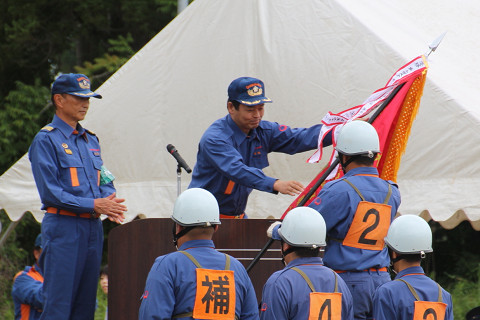 優勝旗を授与する市長の写真