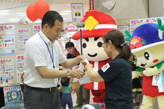 日常応急処置を学ぶ市長の写真