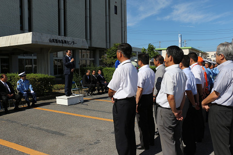 あいさつを述べる市長の写真