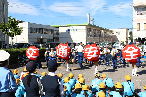 千葉県警察音楽隊とカラーガード隊アクアウィンズの写真