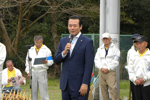 あいさつを述べる市長の写真