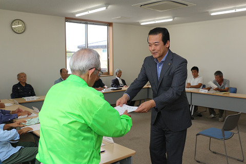 委嘱状を交付する市長の写真