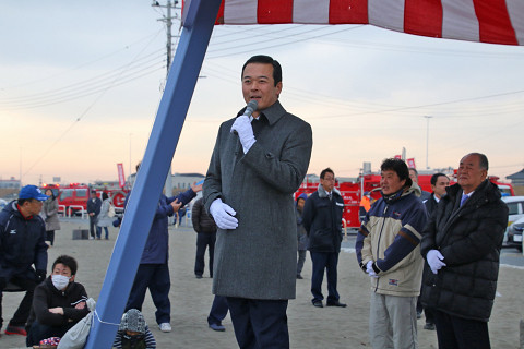 あいさつを述べる市長の写真