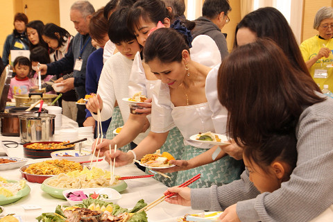 料理を食べる人々