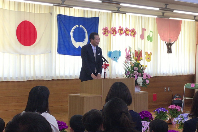 きりん幼児教室修了式に出席する市長の写真