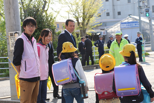 子どもたちの安全な登校を見守る市長の写真