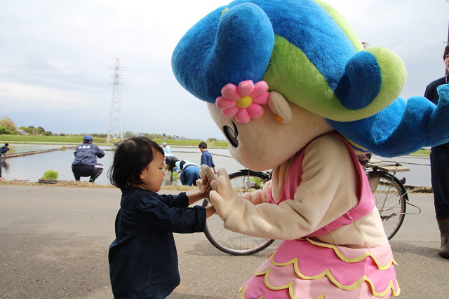 こどもとタッチするマリン