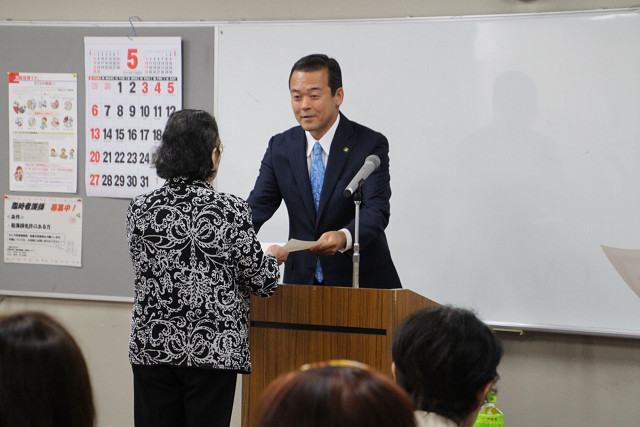 感謝状を授与する市長の写真