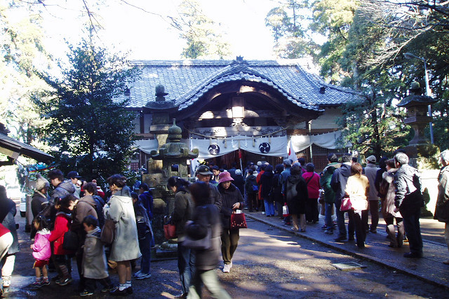 縣神社の初詣の様子の写真