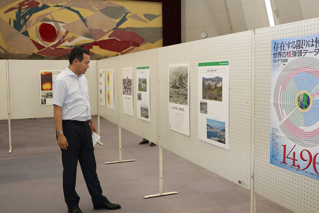 郷土資料を見学する市長の写真