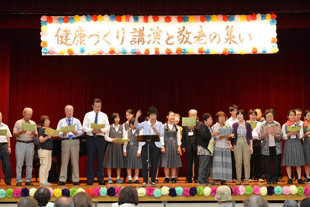 合唱に参加する市長の写真