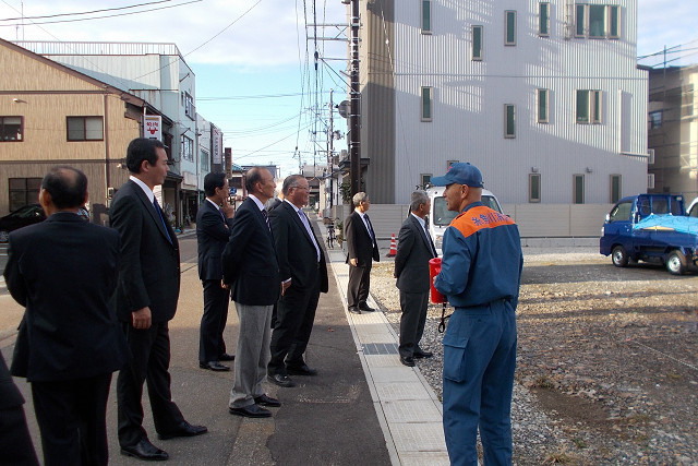 糸魚川市駅北大火の被災地を視察する市長の写真