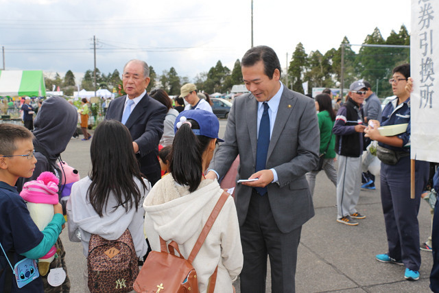 抽選券を配布する市長の写真