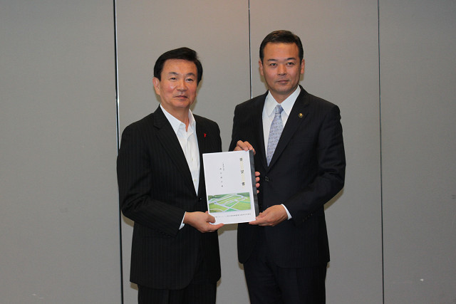 森田千葉県知事に要望書を手渡す市長の写真