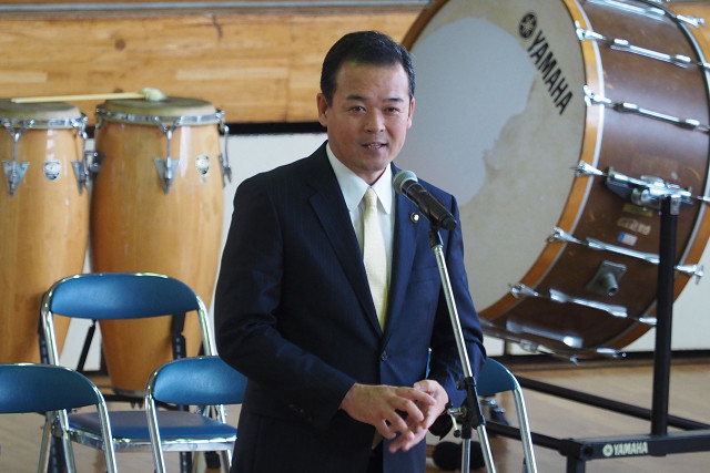 あいさつを述べる市長の写真