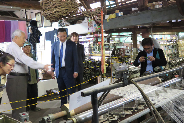 展示品の説明を受ける市長の写真