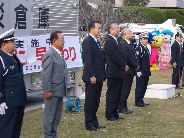 出動式に出席する市長