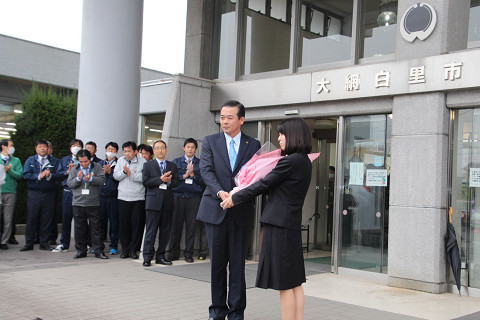 市職員から花束を受け取る市長の写真