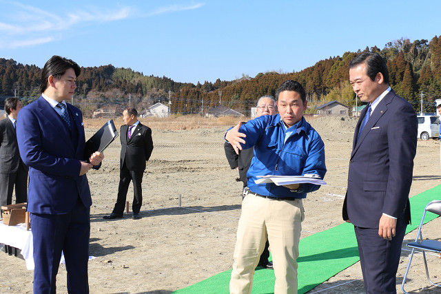 説明を受ける市長の写真