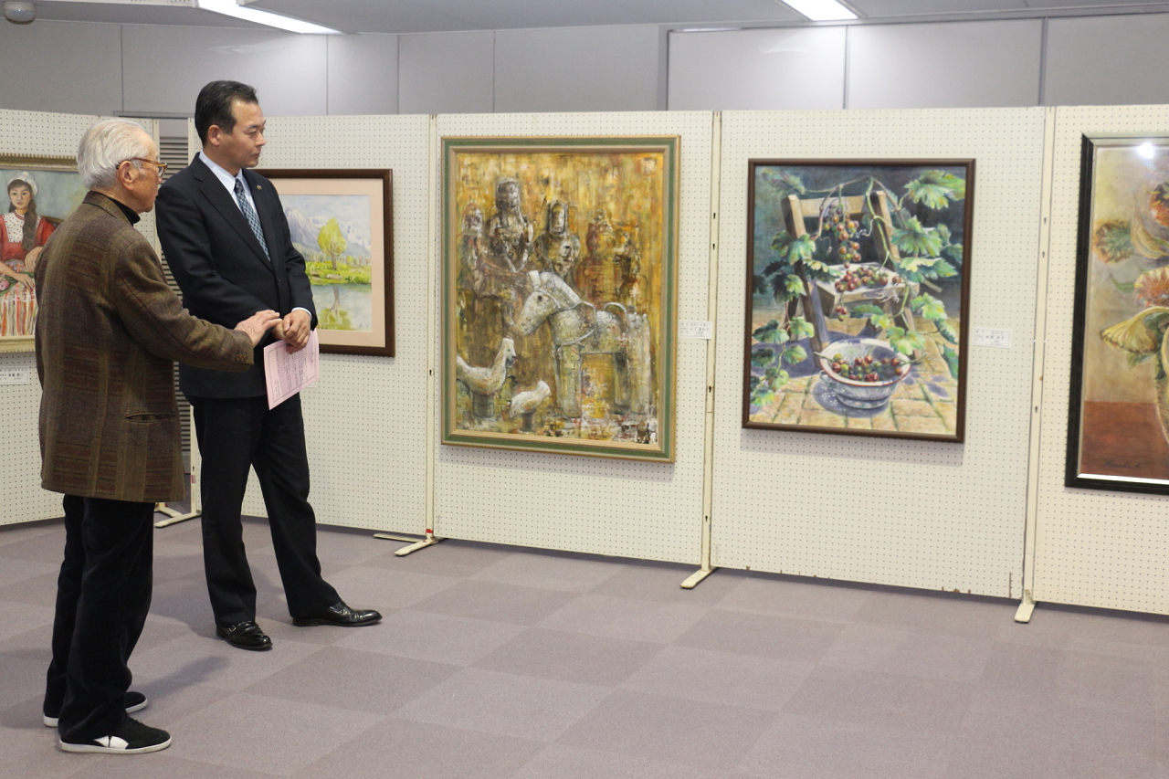 作品を鑑賞する市長の写真