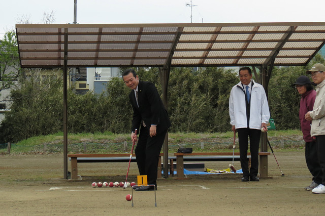 始球式を行う市長の写真