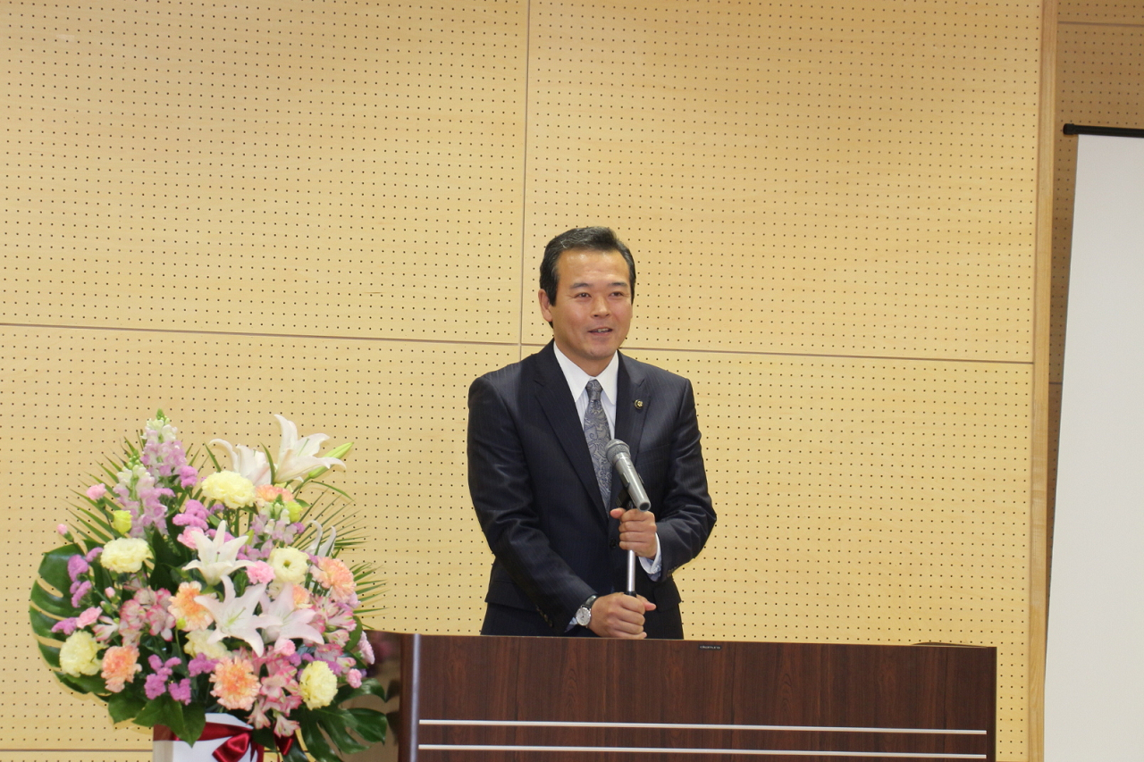 あいさつを述べる市長　
