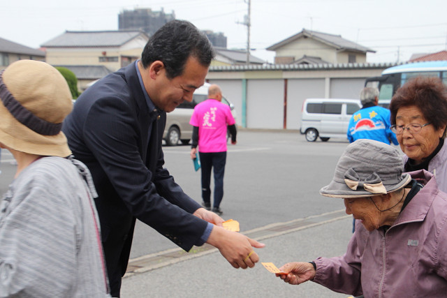 サービス券を配布する市長の写真