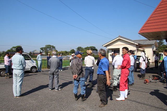 ゴミゼロ運動に参加する市民の皆さんの写真