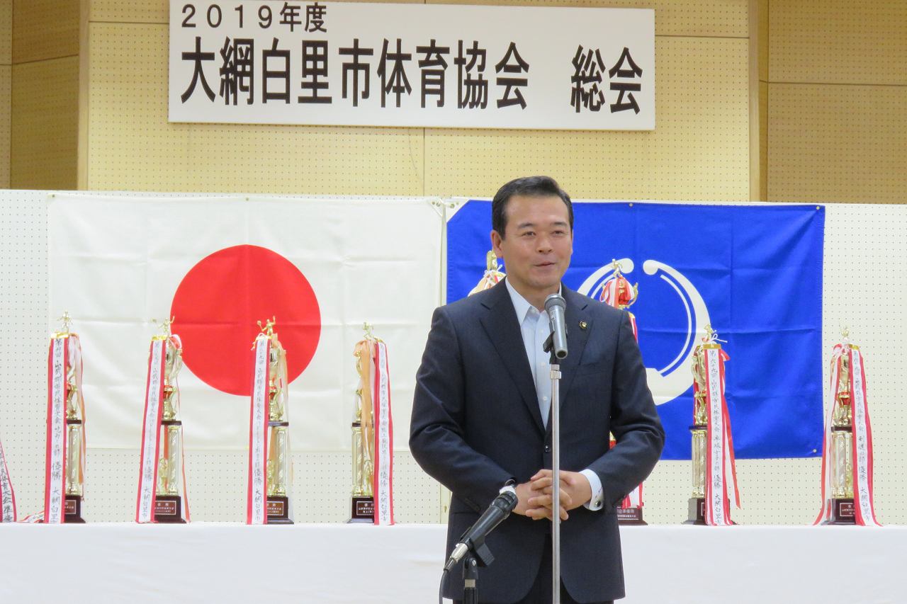 あいさつを述べる市長