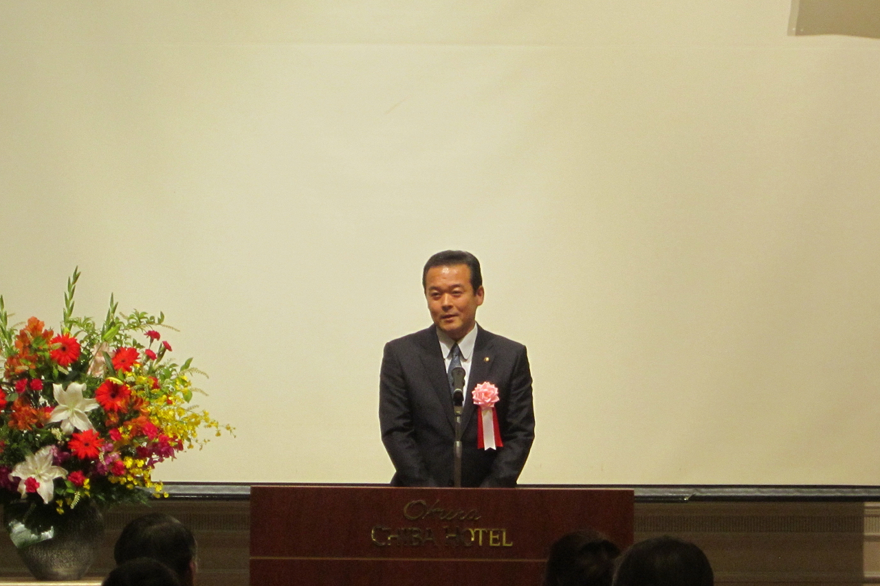 祝辞を述べる市長