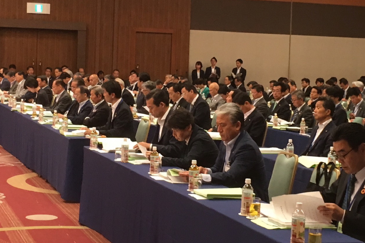 総会に臨む市長