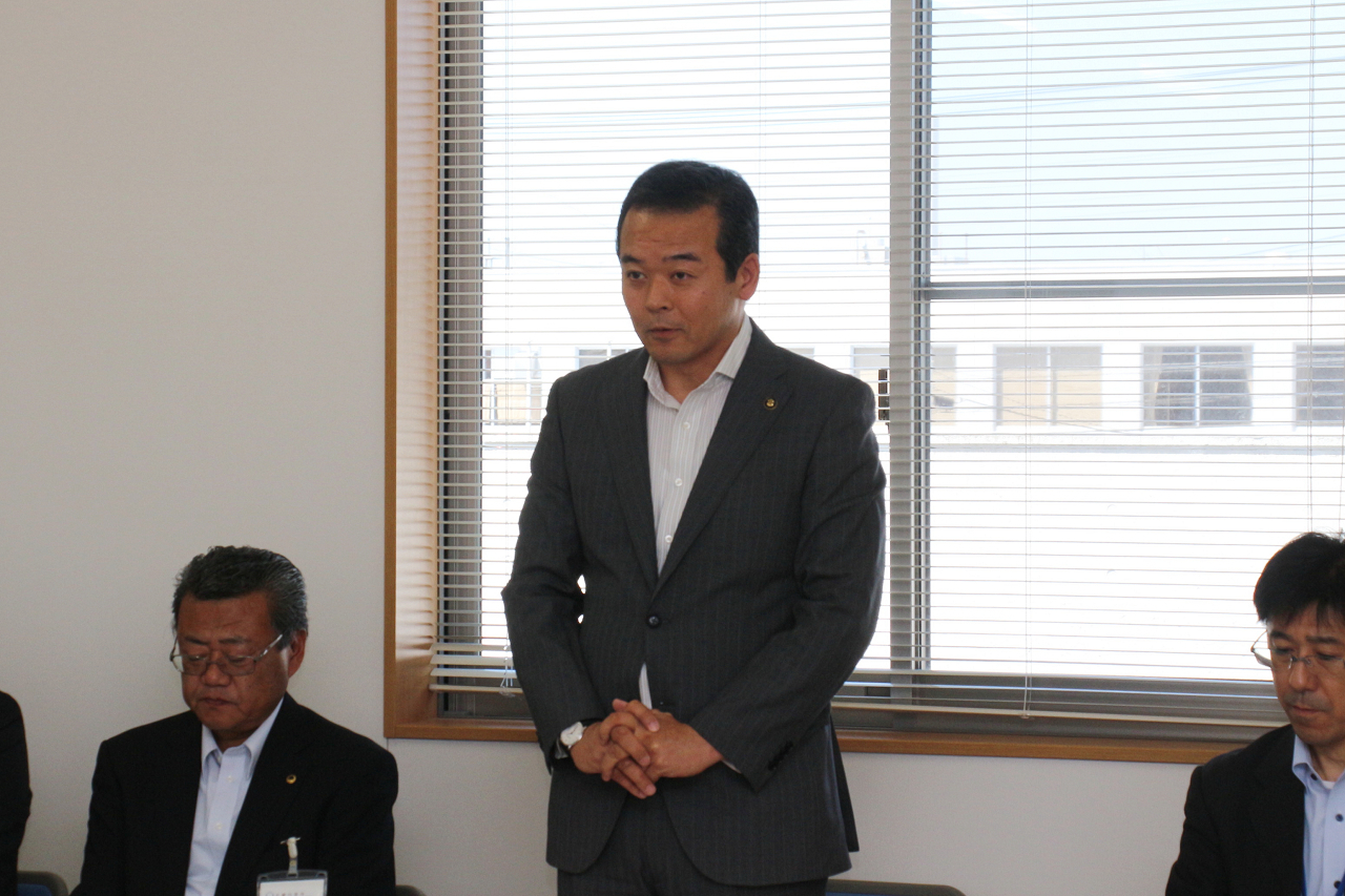 あいさつを述べる市長